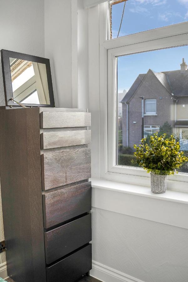 Modern & Spacious 2 Bedroom House - Free Parking - Front & Back Garden - Private Main Door Entrance Edinburgh Exterior photo