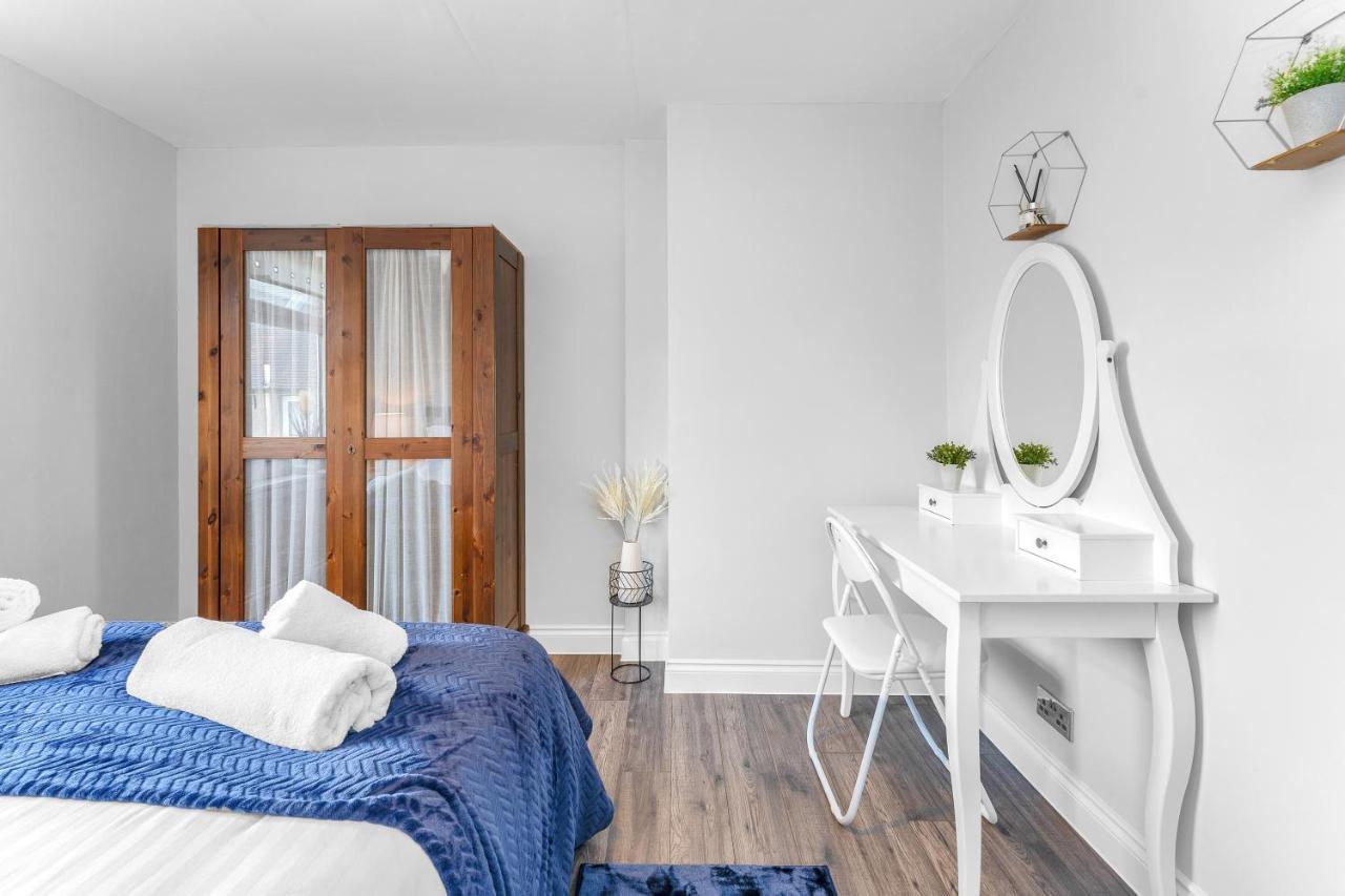 Modern & Spacious 2 Bedroom House - Free Parking - Front & Back Garden - Private Main Door Entrance Edinburgh Exterior photo
